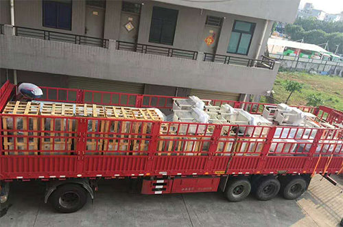 湖州客戶SMT設(shè)備專車送貨，貨到上門安裝調(diào)試
