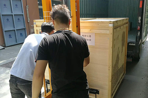 山東客戶SMT設(shè)備專車(chē)送貨，貨到上門(mén)安裝調(diào)試